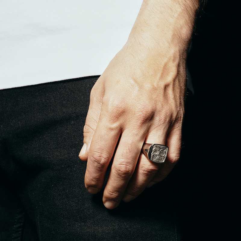 TYPAR x BIG SKULL TAG Silber