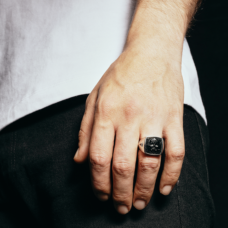TYPAR x ONYX SKULL TAG Silber