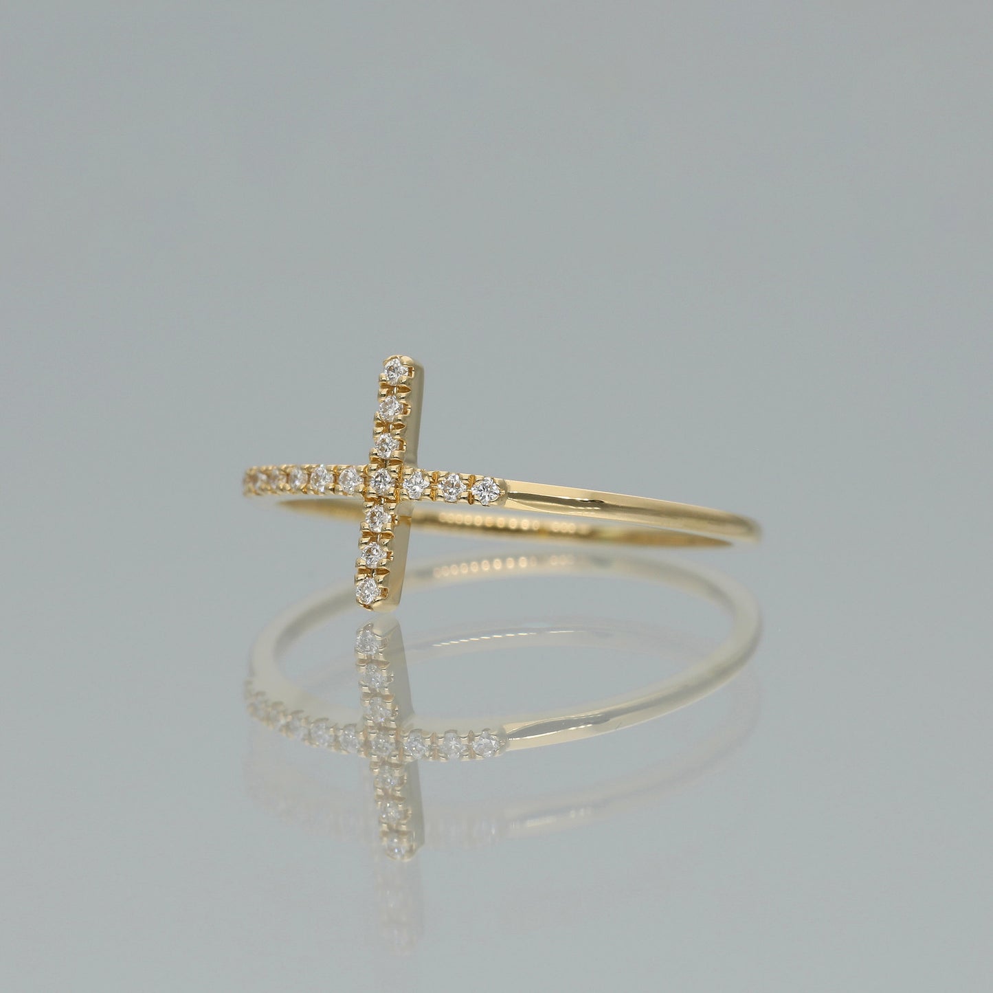 Ring “Kreuz“ aus 750 Gelbgold mit Brillanten