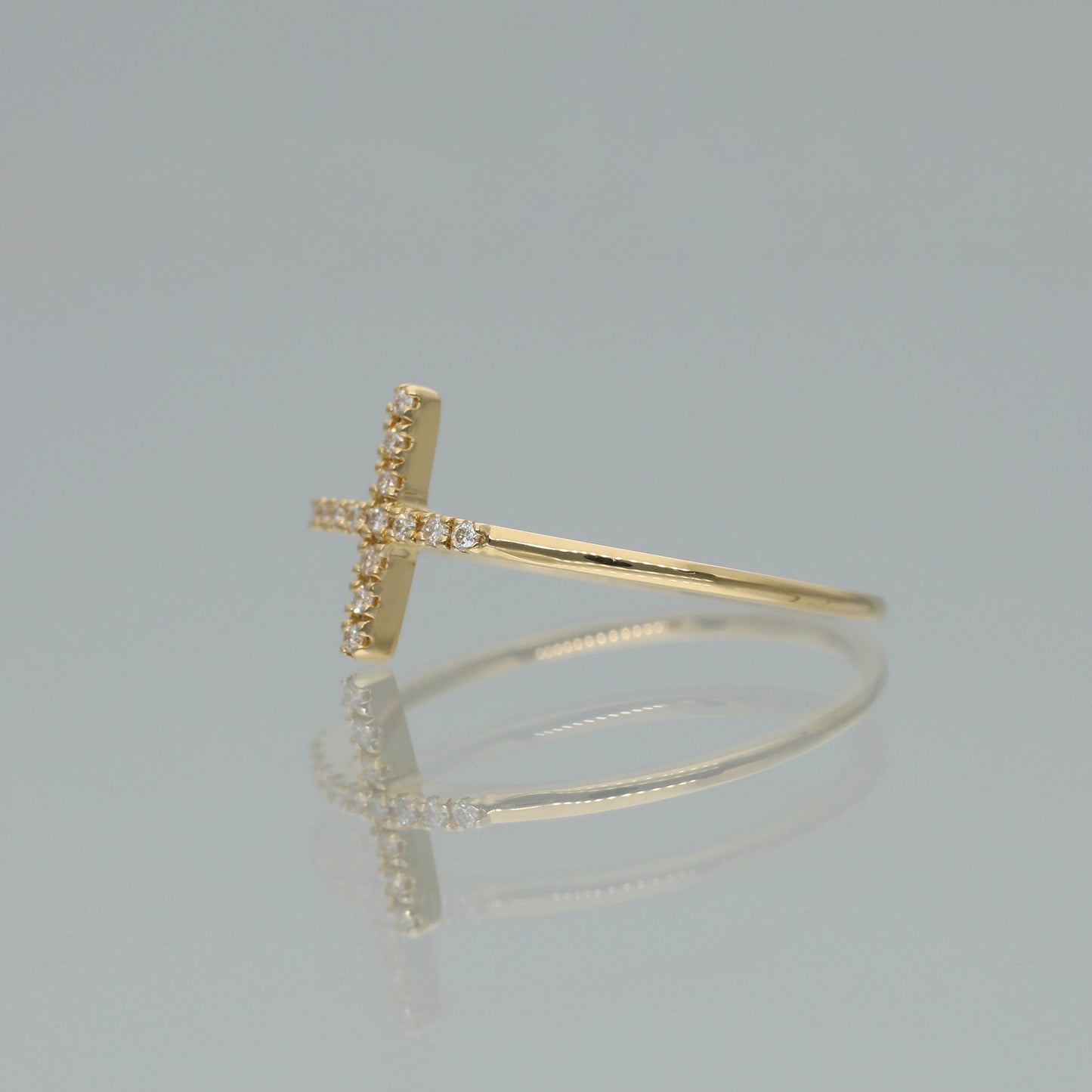 Ring “Kreuz“ aus 750 Gelbgold mit Brillanten