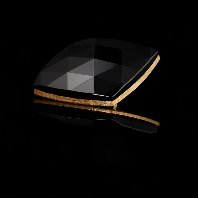 TYPAR x ICON CUT ONYX TAG Gold