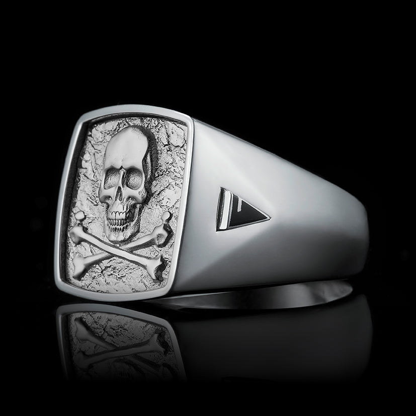 TYPAR x CROSSBONE SKULL TAG Silber