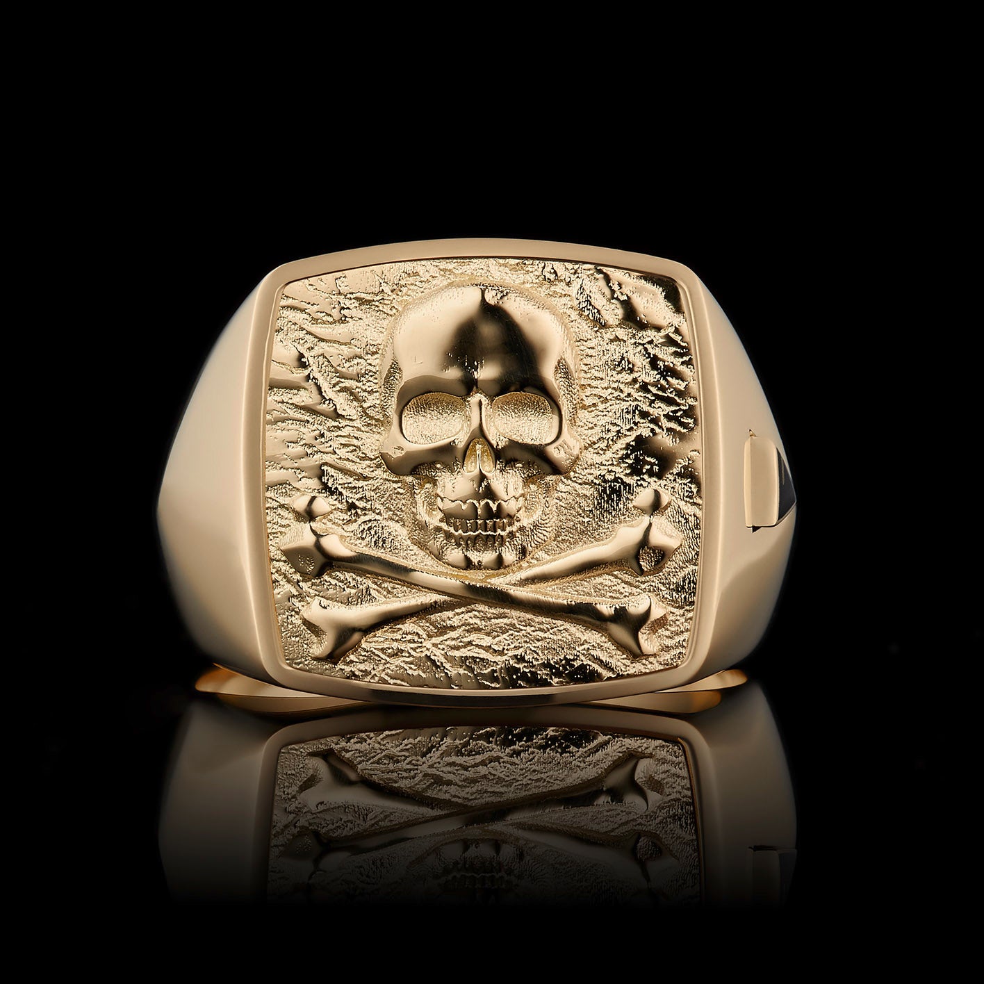 TYPAR x CROSSBONE SKULL TAG Gold
