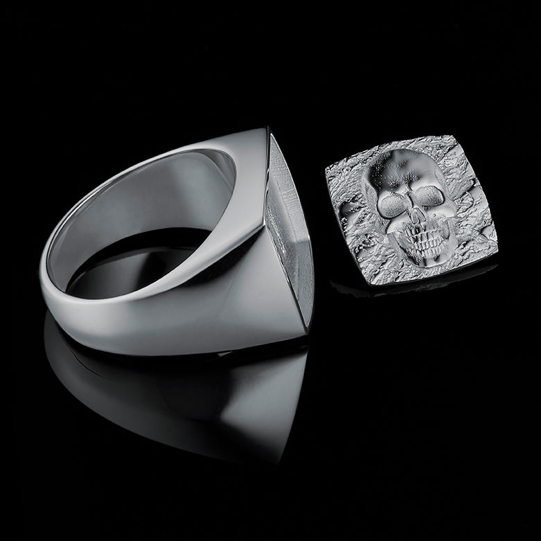 TYPAR x CROSSBONE SKULL TAG Silber